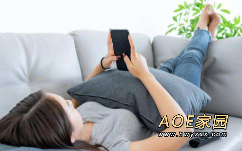 因长时间躺着玩手机 女孩手掌变成“鸡爪“样