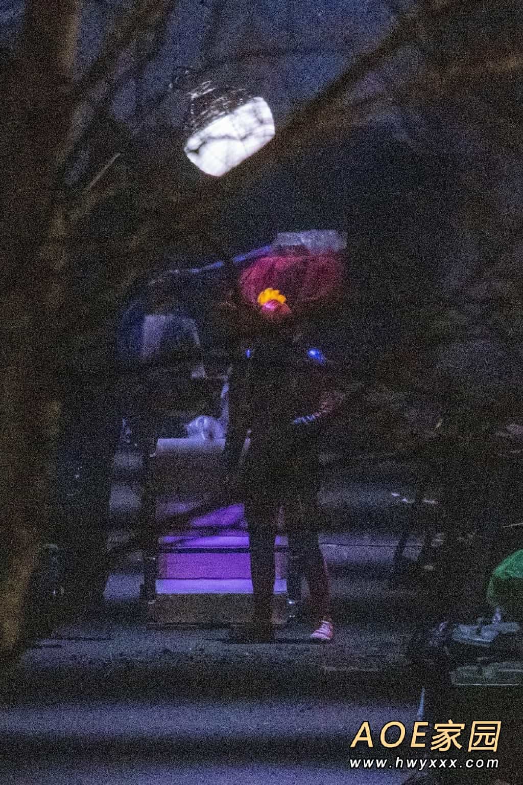 漫威新剧《惊奇女士》新片场照 身着战衣亮相