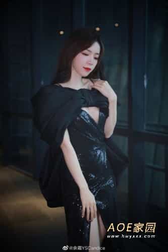 英雄联盟LPL美女主持人余霜晒照 网友：阿姨好好看诶