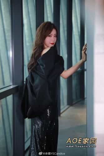 英雄联盟LPL美女主持人余霜晒照 网友：阿姨好好看诶
