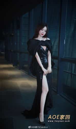 英雄联盟LPL美女主持人余霜晒照 网友：阿姨好好看诶