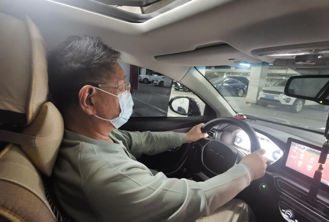 北汽向新而行 | 北汽新能源“EU7”品牌车主吕建成：在北京，就要开北京牌汽车-图2