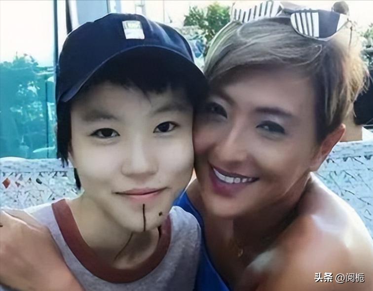 同是王菲的女儿，窦靖童和李嫣却活成了完全相反的样子-图2